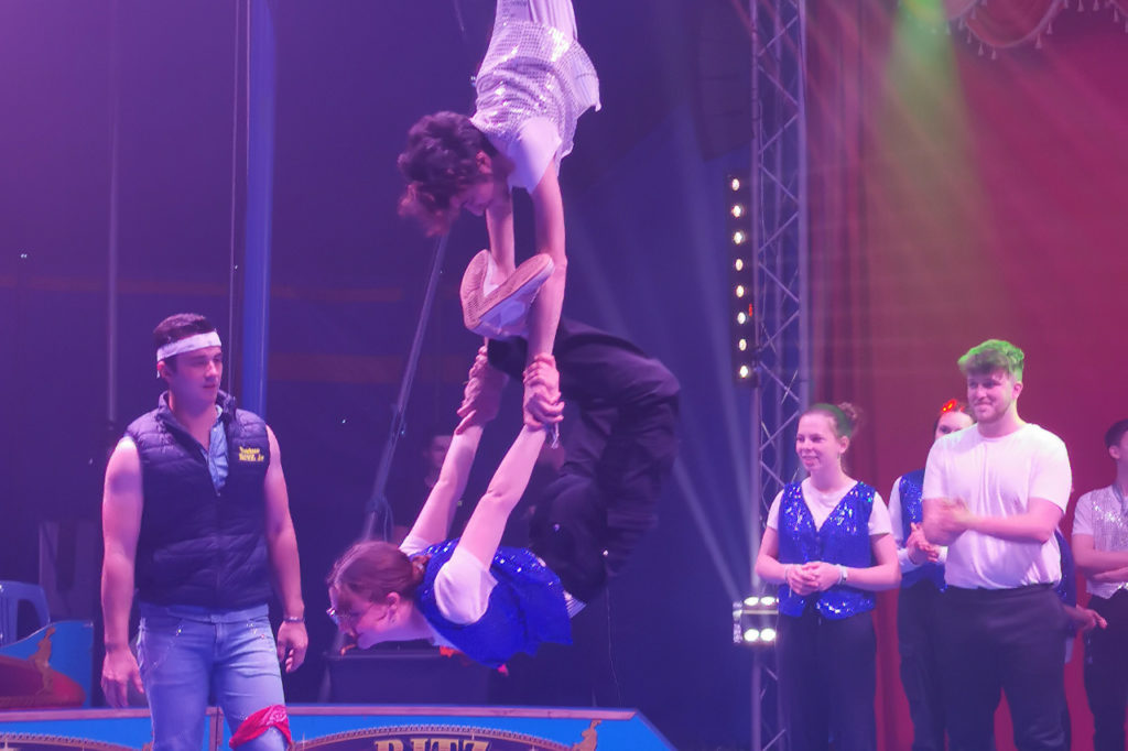 Élèves en activité cirque avec l'internat
