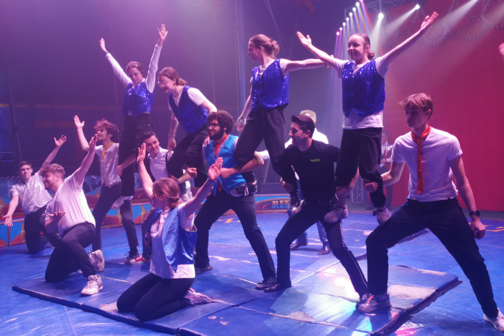 Élèves en activité cirque avec l'internat