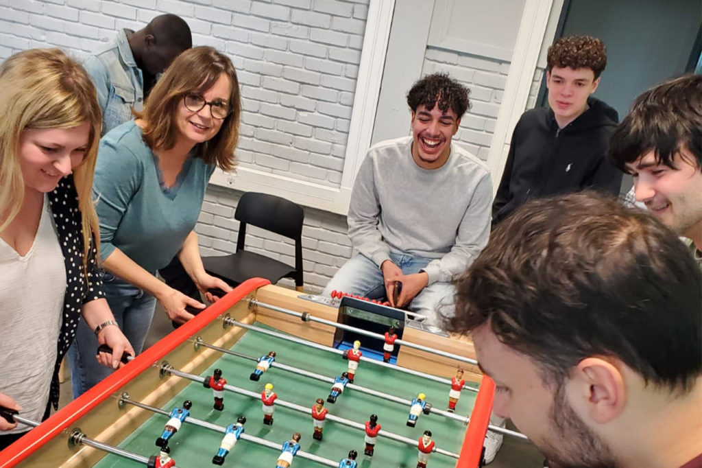Élèves jouant au babyfoot