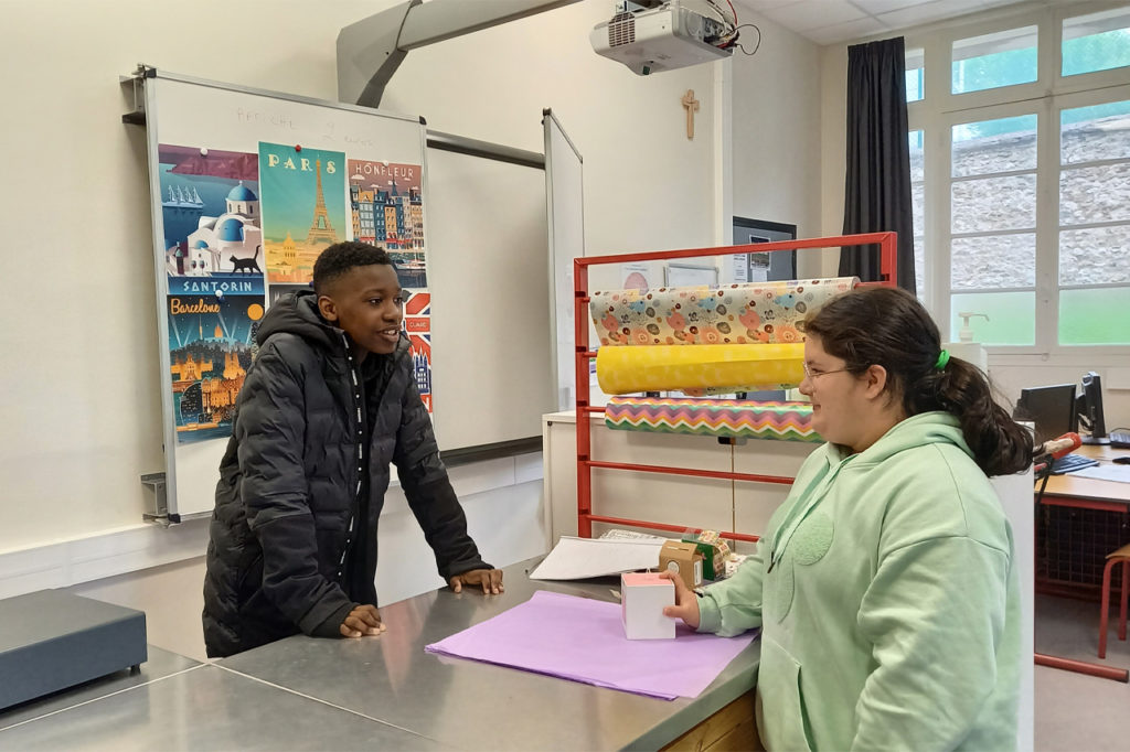 Échange entre 2 élèves en enseignement ULIS-SEGPA Vente, distribution et magasinage au collège Saint-Charles Athis-Mons