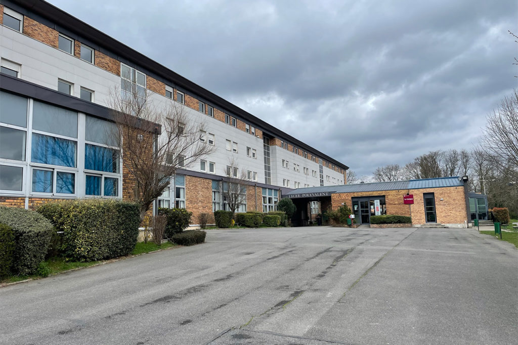 Vue extérieure du bâtiment du lycée Saint-Charles