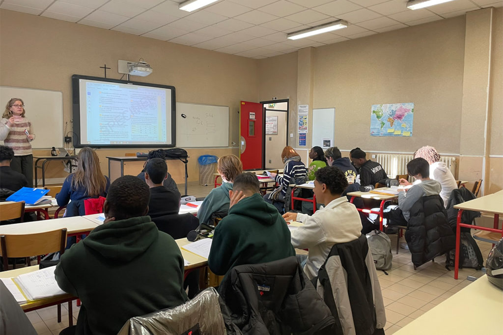 Vue d'ensemble d'élèves en cours au lycée