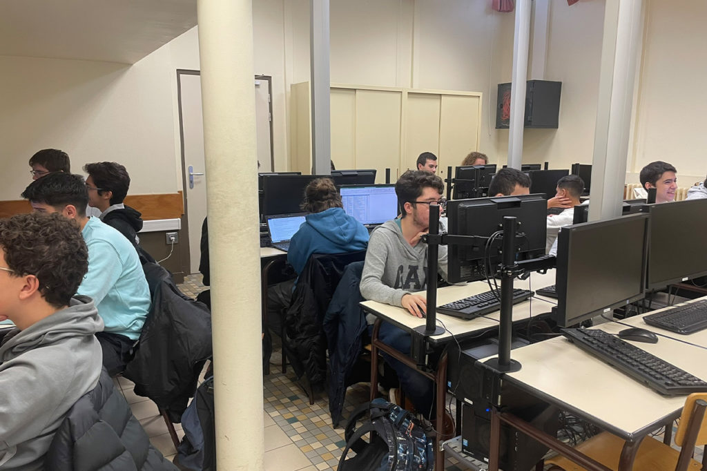 Groupe d'élèves devant les ordinateurs en cours de NSI